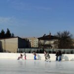 Uczniowie na lodowisku.