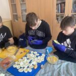 Uczniowie przygotowują wielkanocne przysmaki.