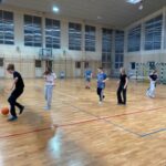 Uczniowie podczas nocowanki.