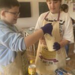 Uczniowie przygotowują wielkanocne przysmaki.