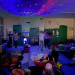 Uczniowie podczas nocowanki.