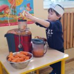 Dzieci gotują.