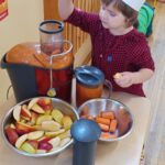 Dzieci gotują.