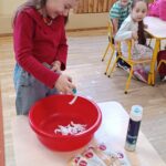 Dzieci wykonują doświadczenia.