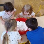 Dzieci wykonują doświadczenia.