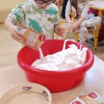 Dzieci wykonują doświadczenia.