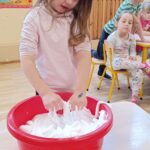 Dzieci wykonują doświadczenia.