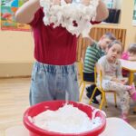 Dzieci wykonują doświadczenia.