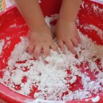 Dzieci wykonują doświadczenia.