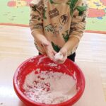 Dzieci wykonują doświadczenia.