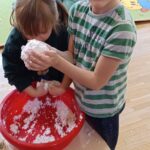 Dzieci wykonują doświadczenia.