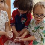 Dzieci wykonują doświadczenia.