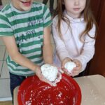 Dzieci wykonują doświadczenia.