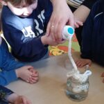 Dzieci wykonują doświadczenia.