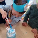 Dzieci wykonują doświadczenia.