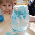 Dzieci wykonują doświadczenia.