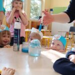 Dzieci wykonują doświadczenia.