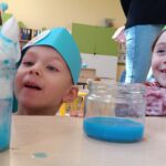 Dzieci wykonują doświadczenia.