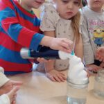 Dzieci wykonują doświadczenia.