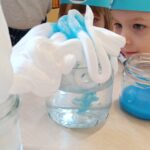 Dzieci wykonują doświadczenia.