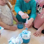 Dzieci wykonują doświadczenia.