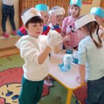 Dzieci wykonują doświadczenia.