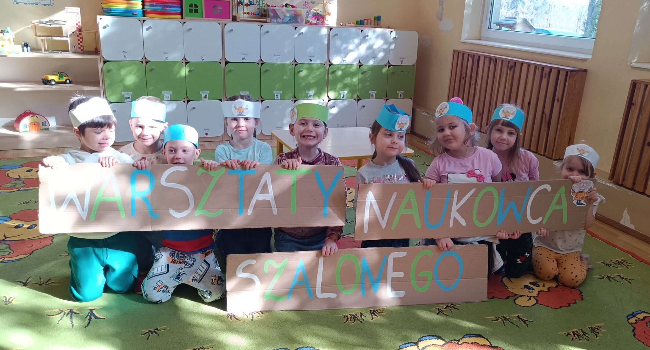 Dzieci wykonują doświadczenia.