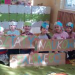 Dzieci wykonują doświadczenia.