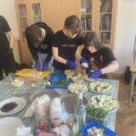 Uczniowie przygotowują wielkanocne przysmaki.