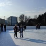 Uczniowie na lodowisku.