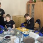 Uczniowie przygotowują wielkanocne przysmaki.