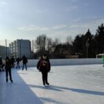 Uczniowie na lodowisku.