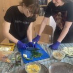 Uczniowie przygotowują wielkanocne przysmaki.