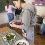 Uczniowie przygotowują wielkanocne przysmaki.