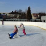 Uczniowie na lodowisku.