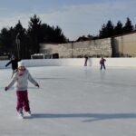 Uczniowie na lodowisku.