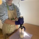 Uczniowie przygotowują wielkanocne przysmaki.