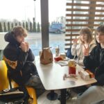 Uczniowie na lodowisku.