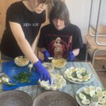 Uczniowie przygotowują wielkanocne przysmaki.