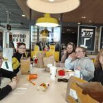 Uczniowie na lodowisku.