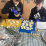 Uczniowie przygotowują wielkanocne przysmaki.