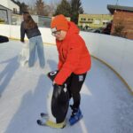 Uczniowie na lodowisku.