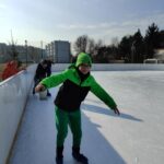 Uczniowie na lodowisku.