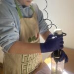 Uczniowie przygotowują wielkanocne przysmaki.