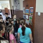 Dziewczęta czytają młodszym kolegom.