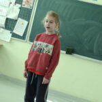 Uczniowie recytują wiersze.