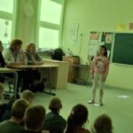 Uczniowie recytują wiersze.