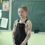 Uczniowie recytują wiersze.