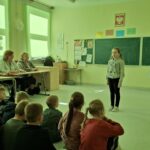 Uczniowie recytują wiersze.