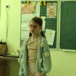 Uczniowie recytują wiersze.